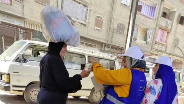 «سقيا» أحدث مبادرات حياة كريمة لمواجهة الحر.. توزيع المياه في الشوارع (صور)