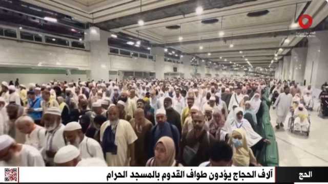 آلاف الحجاج يؤدون طواف القدوم بالمسجد الحرام «فيديو»