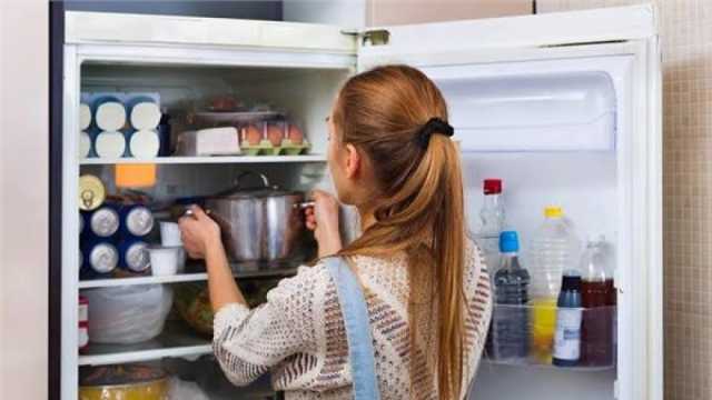 عادة خاطئة تؤدي إلى تلف الطعام بالثلاجة.. «تمنع وصول البرودة إليه»