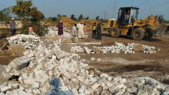 إزالة تعديات بالبناء على أراضي «الآثار» في أولاد صقر بالشرقية