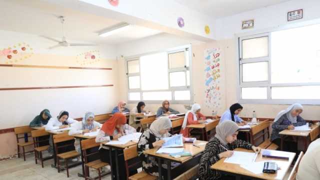 طلاب الثانوية العامة يؤدون امتحان اللغة الأجنبية الأولى اليوم