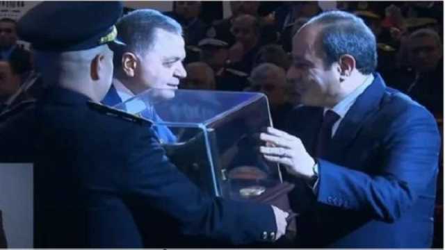 وزير الداخلية يقدّم هدية تذكارية إلى الرئيس السيسي في احتفالية عيد الشرطة