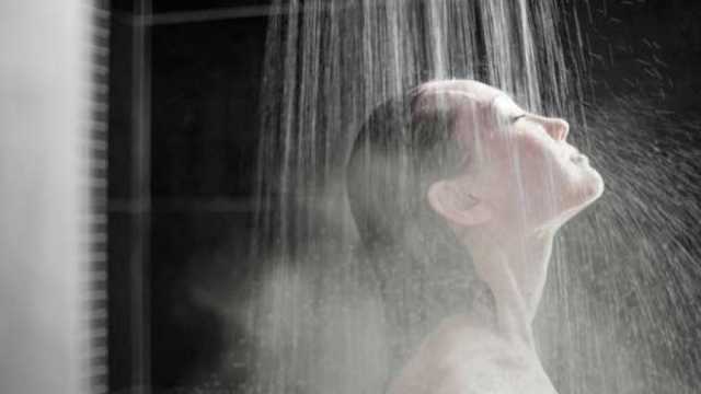 حيلة بسيطة أثناء الاستحمام تجعل الشعر لامعا وصحيا.. السر في الماء