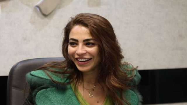 دوللي شاهين تغادر إلى بيروت لزيارة عائلتها بعد نجاح أغنيتها «حوش الدلع»