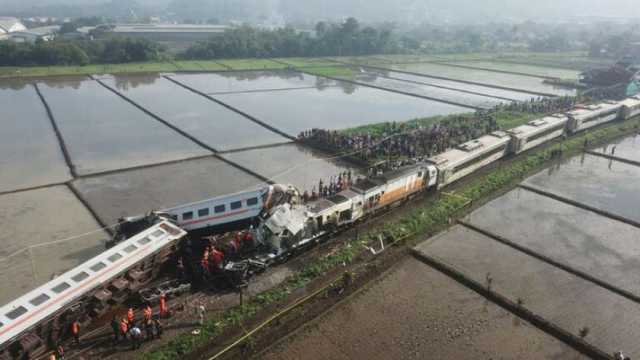 مشاهد صادمة في حادث اصطدام قطارين بإندونسيا (فيديو)
