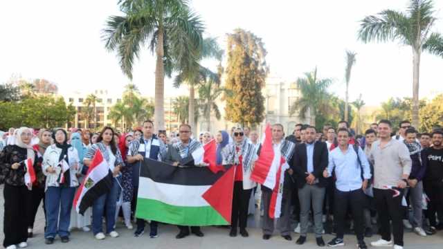 قيادات جامعة عين شمس في وقفة تضامنية للتنديد بالعدوان على غزة