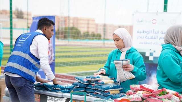 طلاب مدرسة «ابدأ» يشاركون في تعبئة كراتين رمضان