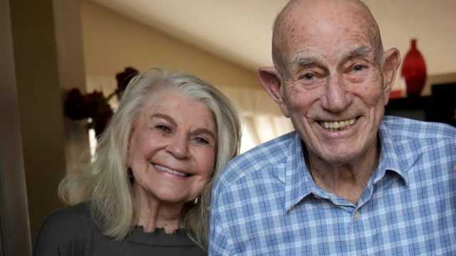 العمر مجرد رقم.. أمريكي يتزوج من خطيبته الأولى بعد بلوغه الـ100 عام