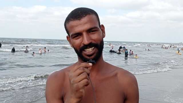 «ابن المنيا» مبيض محارة صباحا ومنقذ متطوع ظهرا على شاطئ بورسعيد
