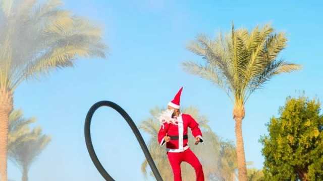 بابا نويل الغردقة يطير في السماء ويوزع هدايا الكريسماس على السياح (صور)