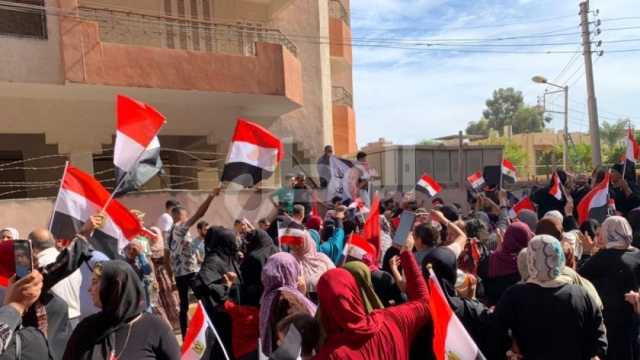 توافد أهالي الدقهلية على الشهر العقاري لتحرير تأييدات للمرشح الرئاسي عبدالفتاح السيسي