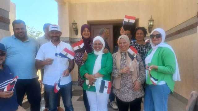 وفود من مواطني جنوب سيناء أمام مكاتب الشهر العقاري للتأييد ترشح الرئيس السيسي