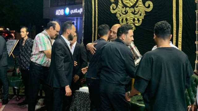 مصطفى قمر وابنه يقدمان واجب العزاء في وفاة شقيق عمرو عبد الجليل