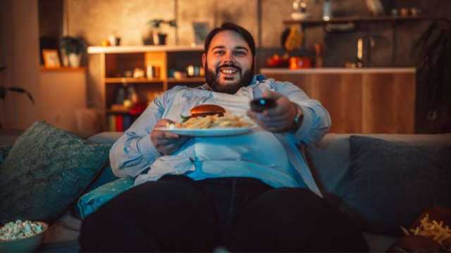 تأثير مشاهدة التليفزيون في أثناء تناول الطعام.. ما علاقته بالإصابة بالسمنة؟