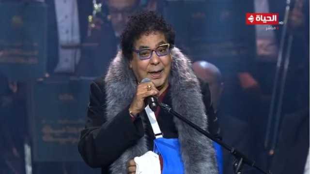 بعد ظهوره مصابا بحفل ليالي سعودية مصرية.. محمد منير لا يتأخر عن جمهوره رغم المرض