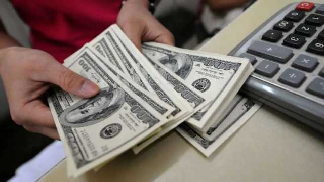 التضخم و اجتماع «الاحتياطي الفيدرالي» يحددان مسار الدولار عالميا