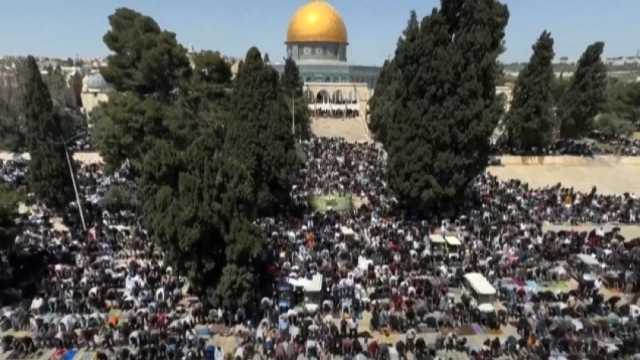 الفلسطينيون يتحدون قيود الاحتلال على المسجد الأقصى في شهر رمضان (فيديو)