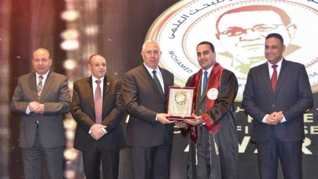 «العيسوي» يتوج بجائزة محمد ربيع ناصر للبحث العلمي بجامعة طنطا