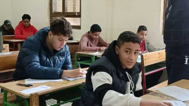 محافظ بورسعيد يتفقد سير امتحانات الشهادة الإعدادية