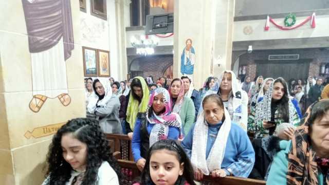 مئات الأقباط يحتفلون بعيد الميلاد بكنيسة العذراء مريم في كفر الشيخ