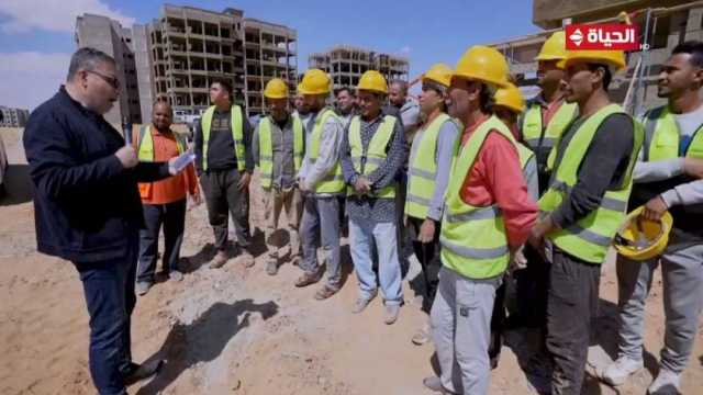 «عمرو الليثي» يلتقي عمال مشروع محطة رفع مياه ويهديهم جوائز مالية 