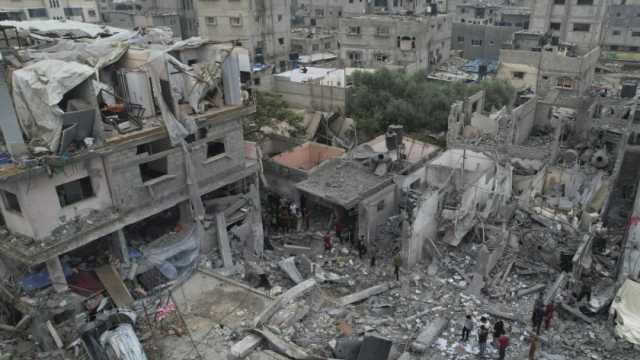 «القاهرة الإخبارية»: غارات إسرائيلية تستهدف مخيم النصيرات في غزة