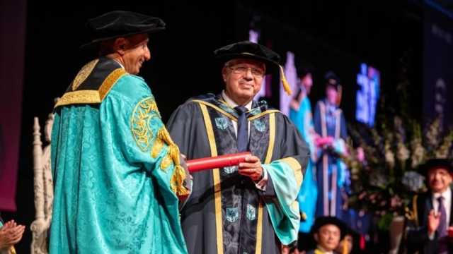 جامعة إيست لندن تمنح الدكتوراة الفخرية للدكتور أيمن عاشور وزير التعليم العالى تقديرًا لتاريخه العلمى