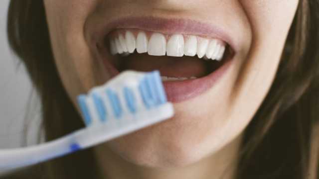 5 مخاطر لإهمال تنظيف الأسنان.. قد تصل إلى السرطان