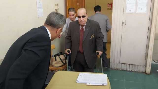 على عكازين.. «أحمد» يقاوم تعبه ويصر على الإدلاء بصوته في الانتخابات الرئاسية