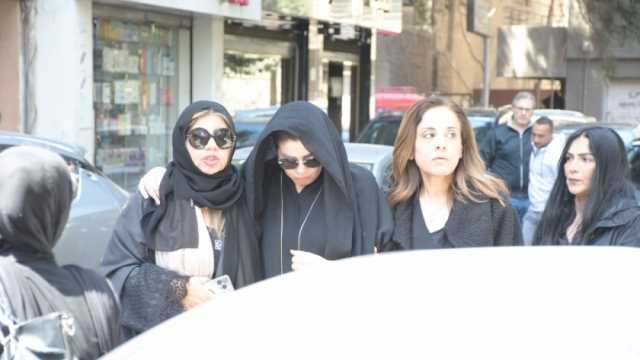 رانيا فريد شوقي تفقد توازنها في جنازة والدتها.. الوداع الأخير (صور)
