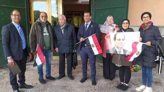 أبناء الجالية المصرية في إيطاليا يتوافدون بالأعلام على لجان الانتخابات