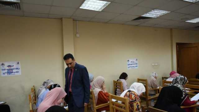 نائب رئيس جامعة القاهرة يتفقد أعمال الامتحانات بالجامعة «صور»