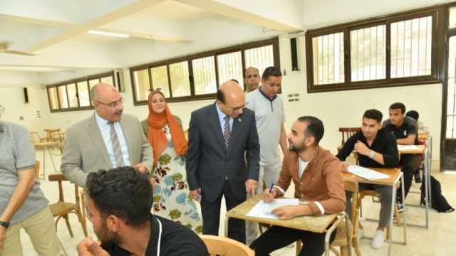 رئيس جامعة أسيوط يتفقد امتحانات التيرم الثاني ويستطلع آراء الطلاب فيها