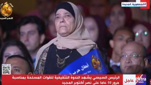 الرئيس السيسي وحضور احتفال نصر أكتوبر يوجهون التحية لـ سيدة الكمشوشي إحدى بطلات الحرب