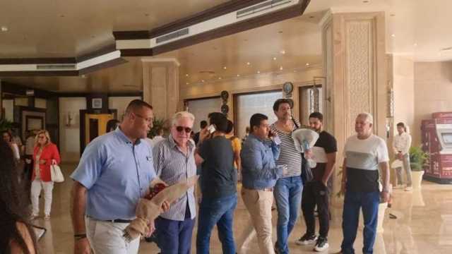 حسين فهمي يصل مقر مهرجان الغردقة لسينما الشباب