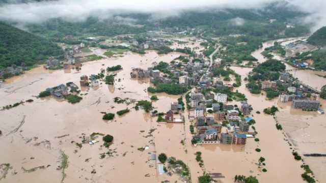 مصرع شخصين وإجلاء 36 ألف آخرين بجنوب الصين جراء إعصار هايكوي (فيديو)