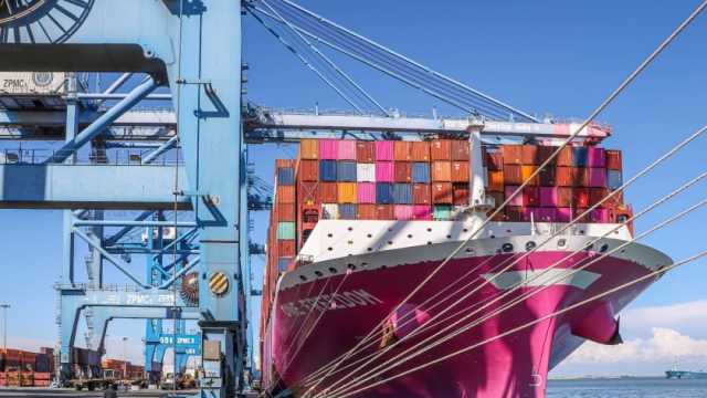 ميناء دمياط يستقبل سفينة الحاويات العملاقة «ONE FREEDOM»