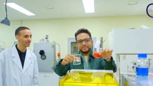 أحمد فايق يشرب المياه المعالجة من التلوث ببرنامج «لوغاريتم» (فيديو)