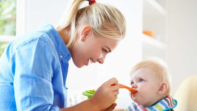 خطأ للأمهات يؤثر على النمو عند إطعام الأطفال.. «خليه يجرب بنفسه»