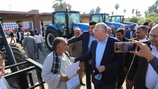 وزير الزراعة يسلم 177 جرارا ومعدات وآلات زراعية لـ10 جمعيات في الإسكندرية