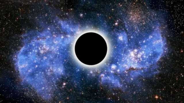 ثقب أسود كتلته أكبر من الشمس 4 ملايين مرة.. ما خطورته على الأرض؟