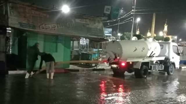فرق الطوارئ ترفع تراكمات مياه الأمطار من شوارع الإسماعيلية (صور)