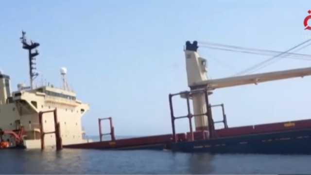 مخاوف من كارثة بيئية بسبب غرق السفينة روبيمار في البحر الأحمر (فيديو)
