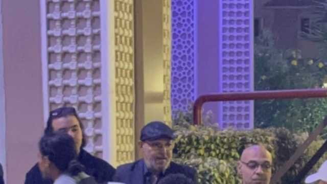 تامر حسني يصل عزاء الفنان أشرف عبد الغفور في الشيخ زايد