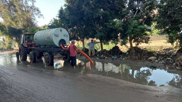 «مياه الدقهلية» تشارك في كسح مياه الأمطار بمراكز شمال المحافظة