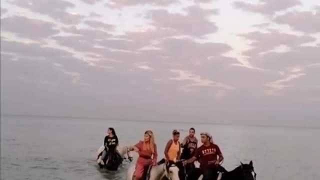 انتعاش سياحة الخيول بشواطئ الغردقة.. «البحر مش رحلات وبس» (صور)