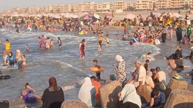 إقبال على شواطئ مصيف بلطيم بكفر الشيخ.. «زوار من كل مكان»