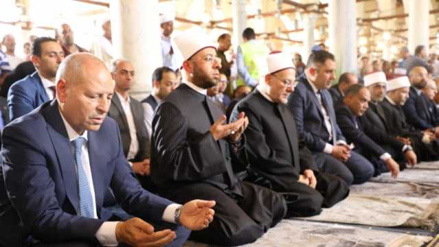 محافظ القاهرة ووزير الأوقاف يؤديان صلاة الجمعة بمسجد عمرو بن العاص