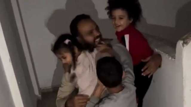 «بابا ضلك عنا».. لحظات مؤثرة لأب فلسطيني يلتقي أطفاله بعد 49 يوما من الفراق (فيديو)