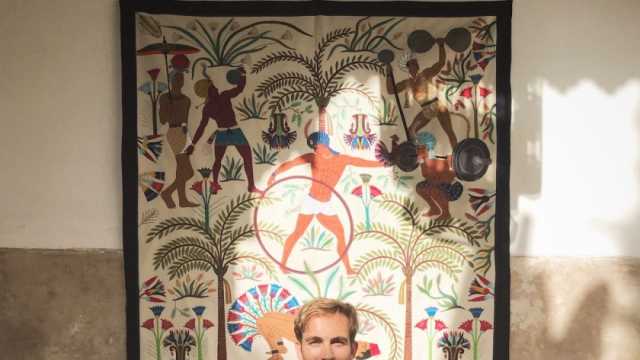 الفنان العالمي لويس بارثيليمي يروج للحضارة المصرية القديمة بمعرض في الغردقة